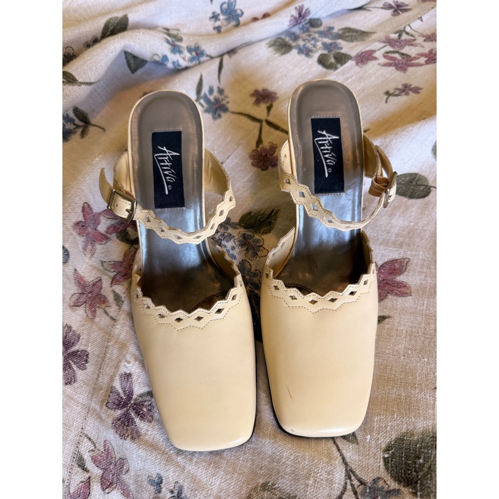 Attiva Vintage Cream Leather Square Toe Scalloped Heels Made in Brazil Size 7